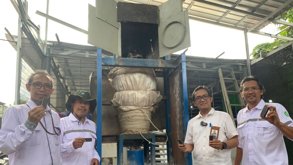 INOVASI ULM: Tim peneliti dan Dekan FT ULM berfoto di depan reaktor pelelehan plastik sambil memperlihatkan hasil komposit yang berhasil diolah dari sampah residu.