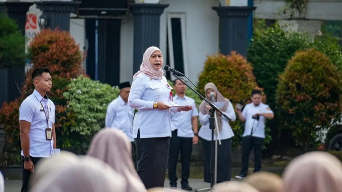 INSTRUKSI:Wali Kota Banjarbaru Erna Lisa Halaby saat memimpin apel perdana pasca lebaran Idulfitri.(Foto:MC Banjarbaru)