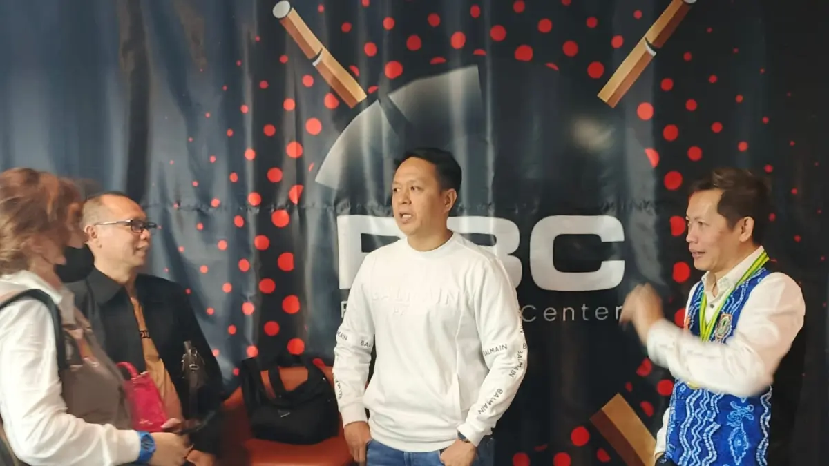 Ketua POBSI Kalsel periode 2022-2026, H Musthohir Arifin saat memberikan dukungan kepada atler biliar Kalsel yang sedang bertanding. (M Idris Jian Sidik)