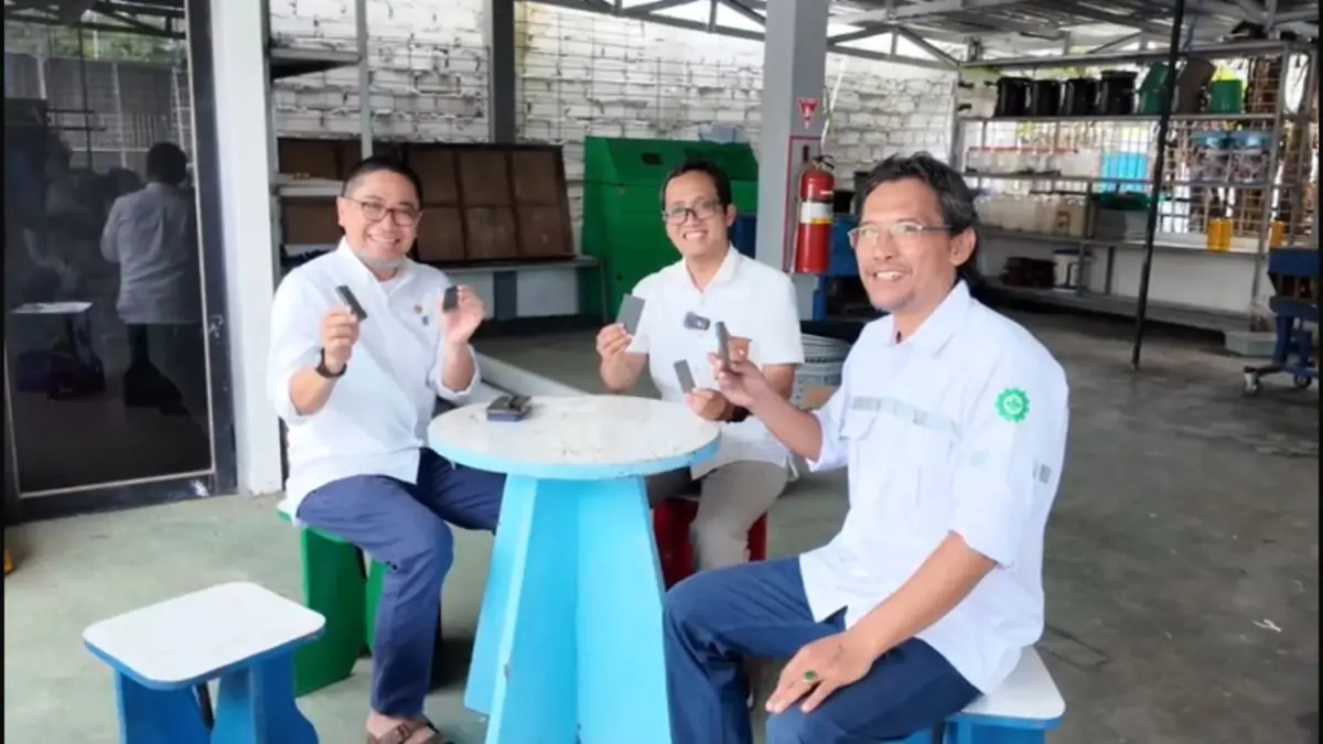 MOMEN: Wakil Rektor Bidang Umum dan Keuangan ULM Dr Arief Rahmad Maulana Akbar bersama Prof Sunardi dan Dekan FT ULM menunjukkan hasil komposit dari olahan sampah plastik residu.
