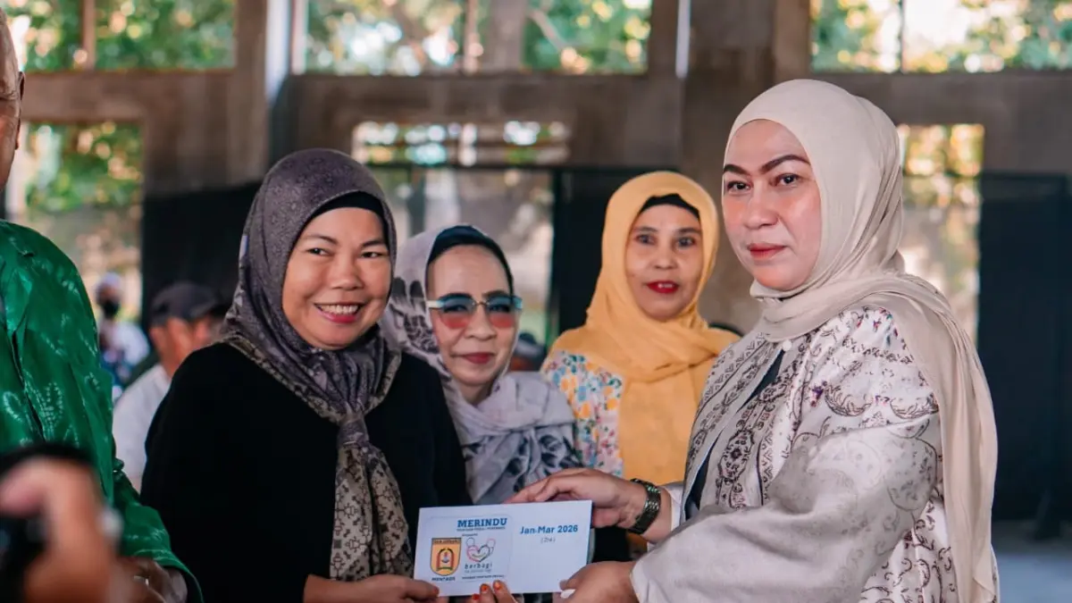 PEDULI:Wali Kota Banjarbaru, Hj. Erna Lisa Halaby, saat menyerahkan santunan kepada petugas Posyandu Mentaos.(Foto:MC Banjarbaru)