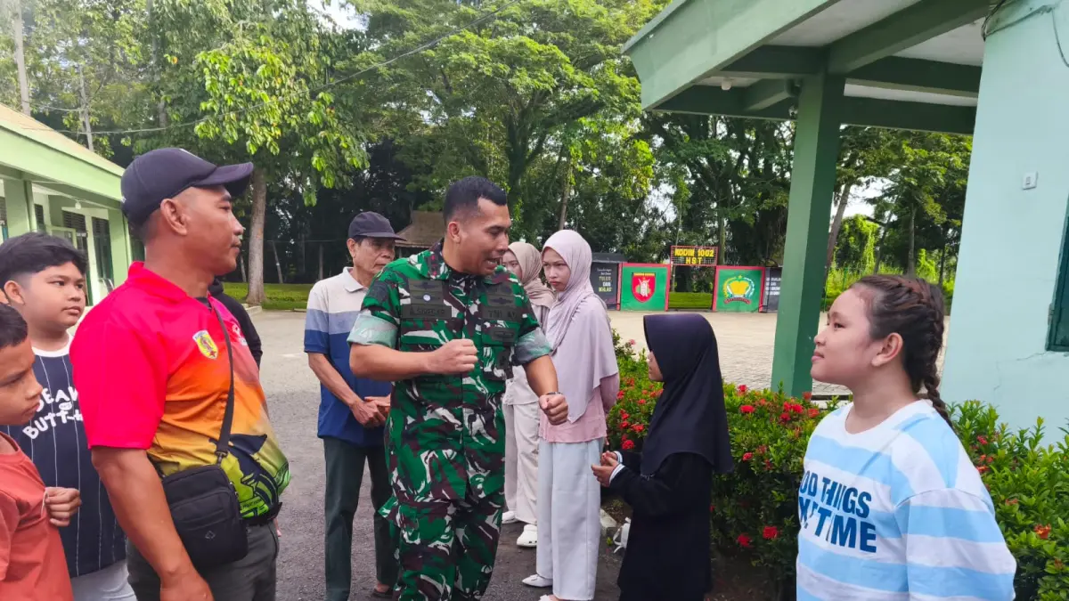 PELEPASAN: Dandim 1002/HST Letkol Inf Ardiansyah Okta Putra Siregar melepas atlet karate HST. (Foto: Pendim untuk Radar Banjarmasin).