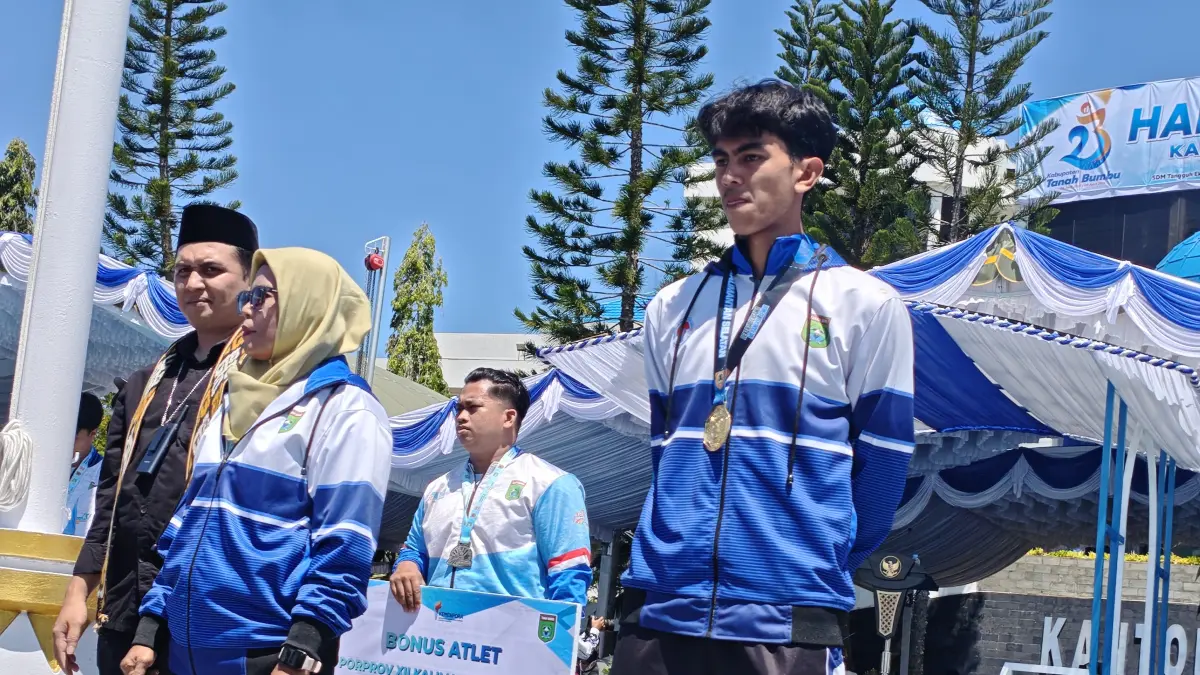 PENGHARGAAN: Atlet Tanah Bumbu menerima bonus prestasi Porprov Kalsel 2025 pada peringatan Hari Jadi ke-23 di Batulicin, Rabu. (Foto: Zulqarnain/Radar Banjarmasin)&nbsp;