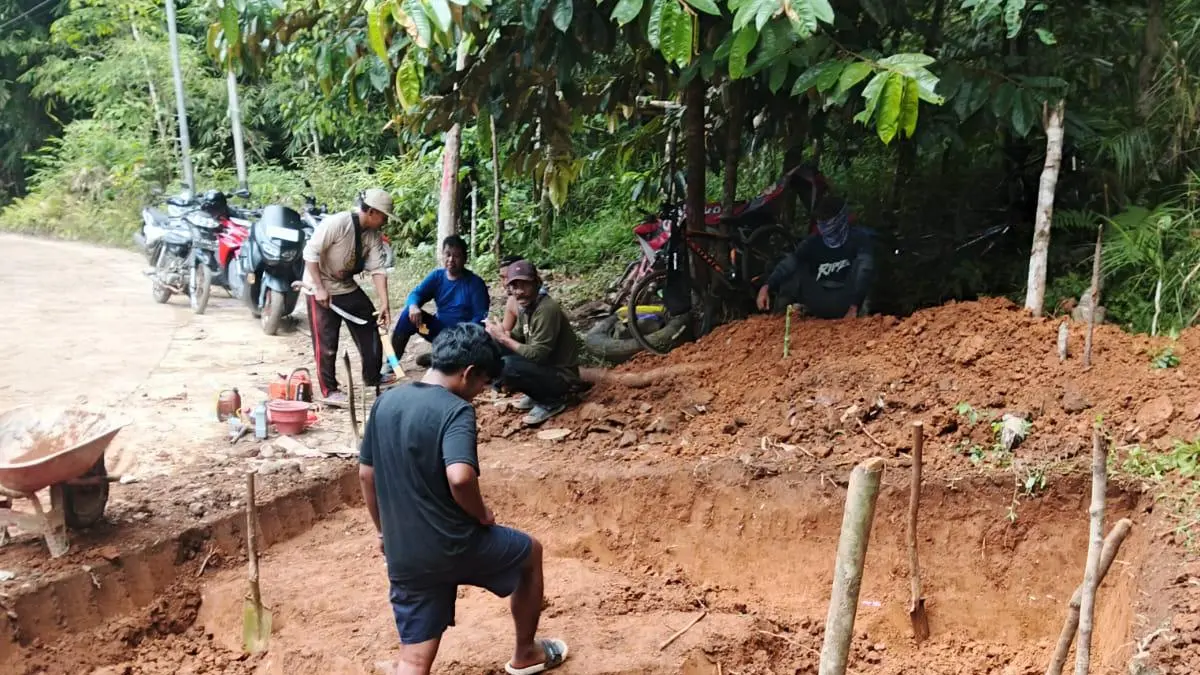 PONDASI: Proses pembuatan pondasi jembatan gantung di Dusun Datar Mangkung. (Foto: Kepala Desa Tumingki)&nbsp;
