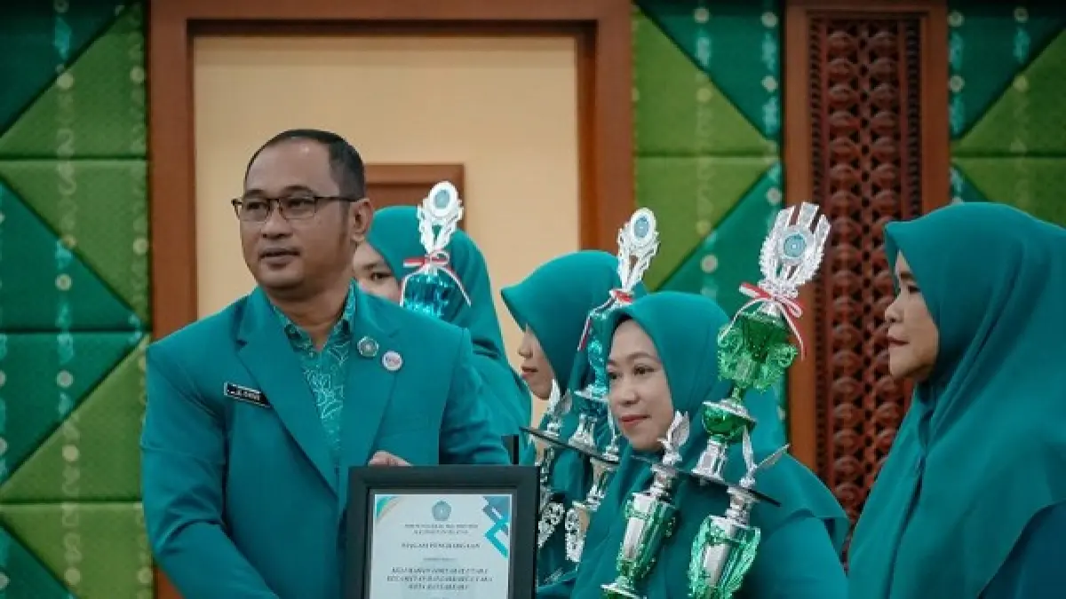 PRESTASI:Perwakilan TP PKK Banjarbaru menerima penghargaan usai meraih juara dalam sejumlah lomba pada peringatan HKG PKK tingkat Provinsi Kalimantan Selatan 2025.(Foto:MC Banjarbaru)
