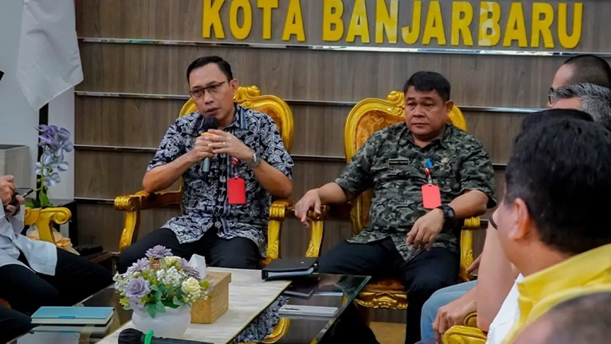 RAPAT:Sekdakot Banjarbaru, Sirajoni saat memimpin rapat pembahasan tentang pengadaan lahan Islamic Center dan Graha Kota.(Foto:MC Banjarbaru)