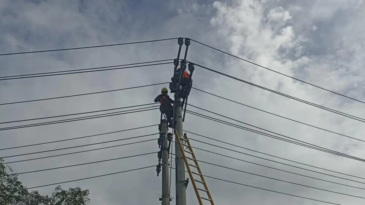 SIAGA LISTRIK: Petugas PLN melakukan pengecekan jaringan di kawasan Paringin untuk memastikan keandalan pasokan listrik selama Hari Jadi ke-23 Balangan. (M Dirga / Radar Banjarmasin)