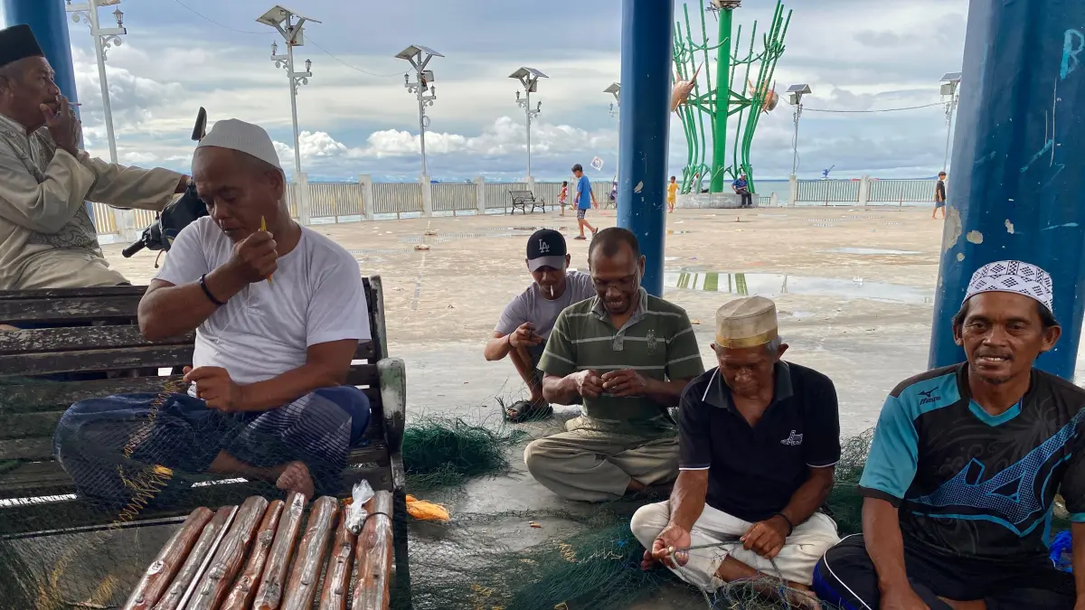 SIBUK: Para nelayan sedang memperbaiki jaringnya yang dipakai ke laut.&nbsp;
Foto: Jumain/ Radar Banjarmasin.&nbsp;