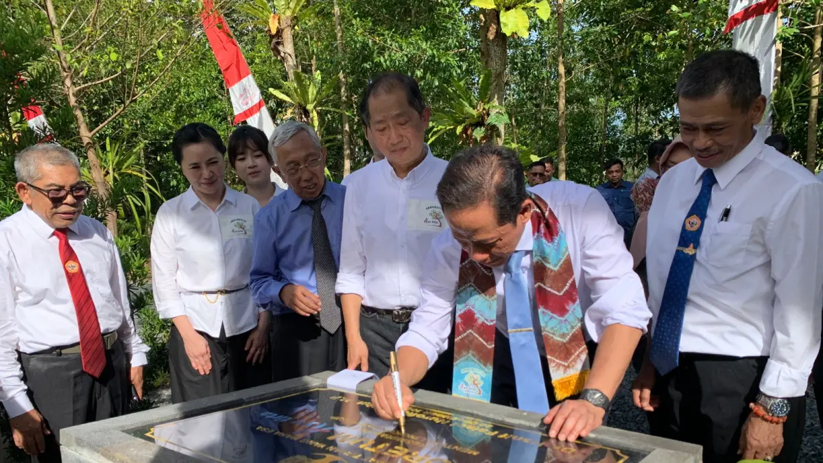ARBORETUM: Menteri Lingkungan Hidup Dr Hanif Faisol Nurofiq menandatangani prasasti peresmian Arboretum Ayu Tirta sebagai pusat konservasi dan edukasi lingkungan di Kalsel.
