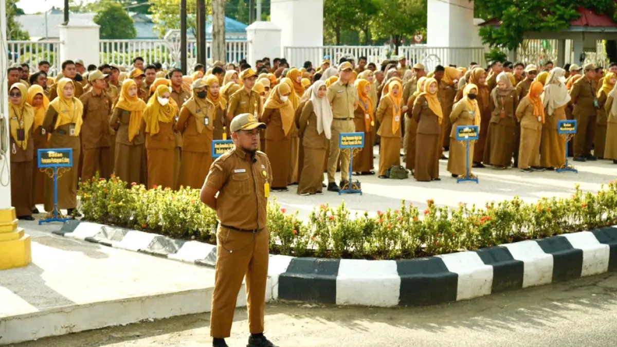ASN Pemkab Banjar mengikuti apel kerja gabungan di halaman Kantor Bupati, Senin (6/4/2026). (MC Banjar)