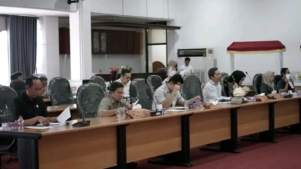 BAHAS PASAL:Komisi III DPRD HSS gelar rapat lanjutan pembahasan Raperda RTRW, Rabu (8/4/2026).(Foto: DPRD HSS)&nbsp;