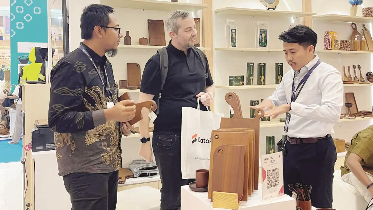 BERKELAS: Irfan Adi Siswanto (kiri) saat memamerkan karyanya yang dibuat dari limbah kayu ulin di Trade Expo di Jakarta.
(Foto: IRFAN ADI SISWANTO)&nbsp;