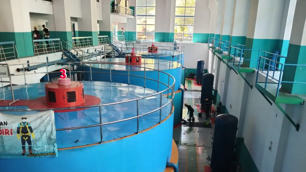 BERSIAP: Operasional PLTA Ir PM Noor di Waduk Riam Kanan. Sejak dini mulai menabung air untuk menjaga pasokan listrik tetap stabil saat musim kemarau. (Foto: FADLAN ZAKIRI/RADAR BANJARMASIN)