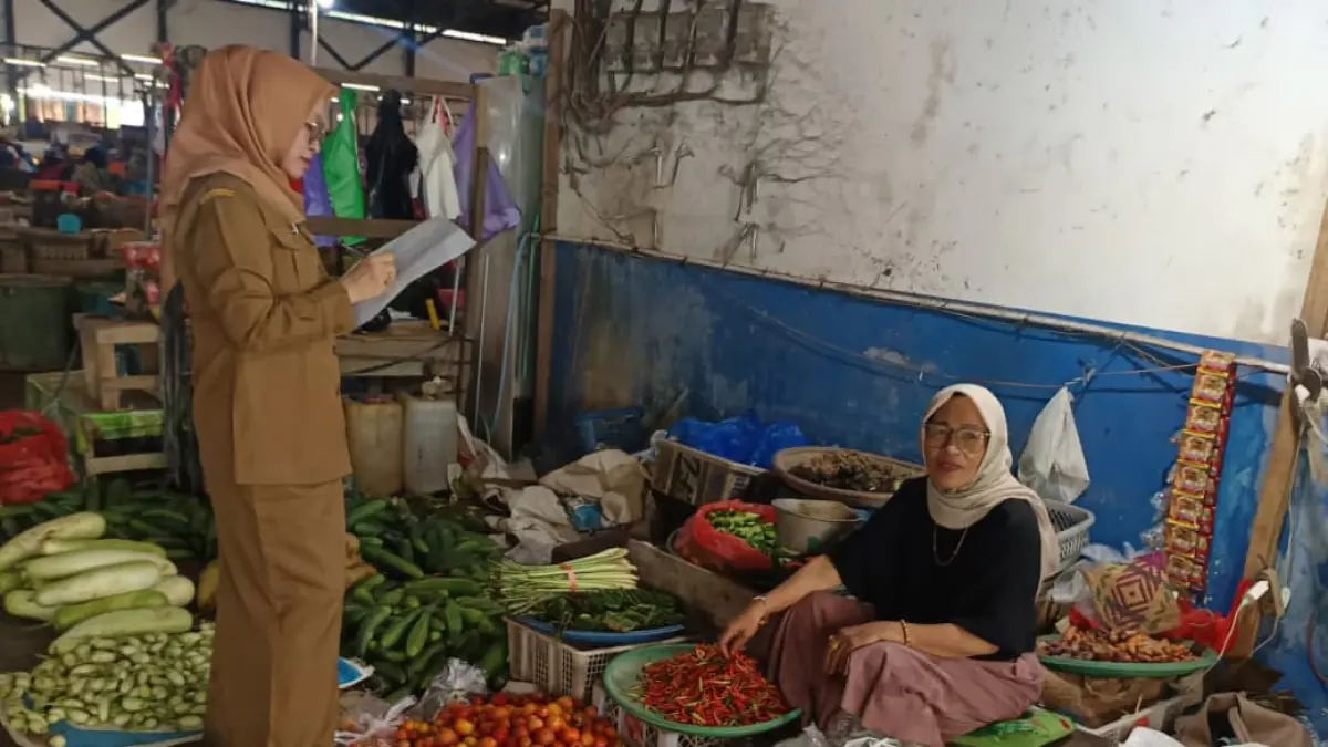 CATAT HARGA: Dinas Perdagangan HST pantau harga bahan pokok di pasar.