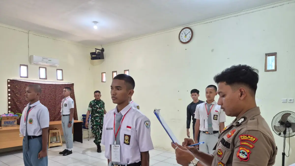 CEK : Para peserta calon Paskibraka Tala saat menjalani tes parade di Aula Bela Negara Bakesbangpol Tala. (Foto : Norsalim Yahya/Radar Banjarmasin)