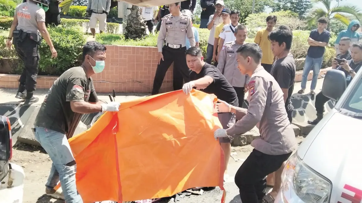EVAKUASI: Petugas saat mengevakuasi korban usai terlibat kecelakaan di Bundaran Palam, Rabu (8/4).
(Humas Polres Banjarbaru untuk Radar Banjarmasin)