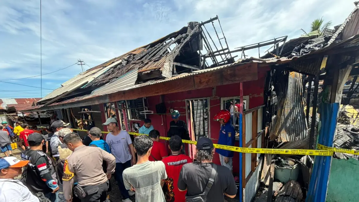 GARIS POLISI: Lokasi pascakebakaran di Gang Tepian Kali Barito 2, Jalan Belitung Darat, Banjarmasin Barat. Sebanyak 10 rumah terbakar dalam insiden ini.