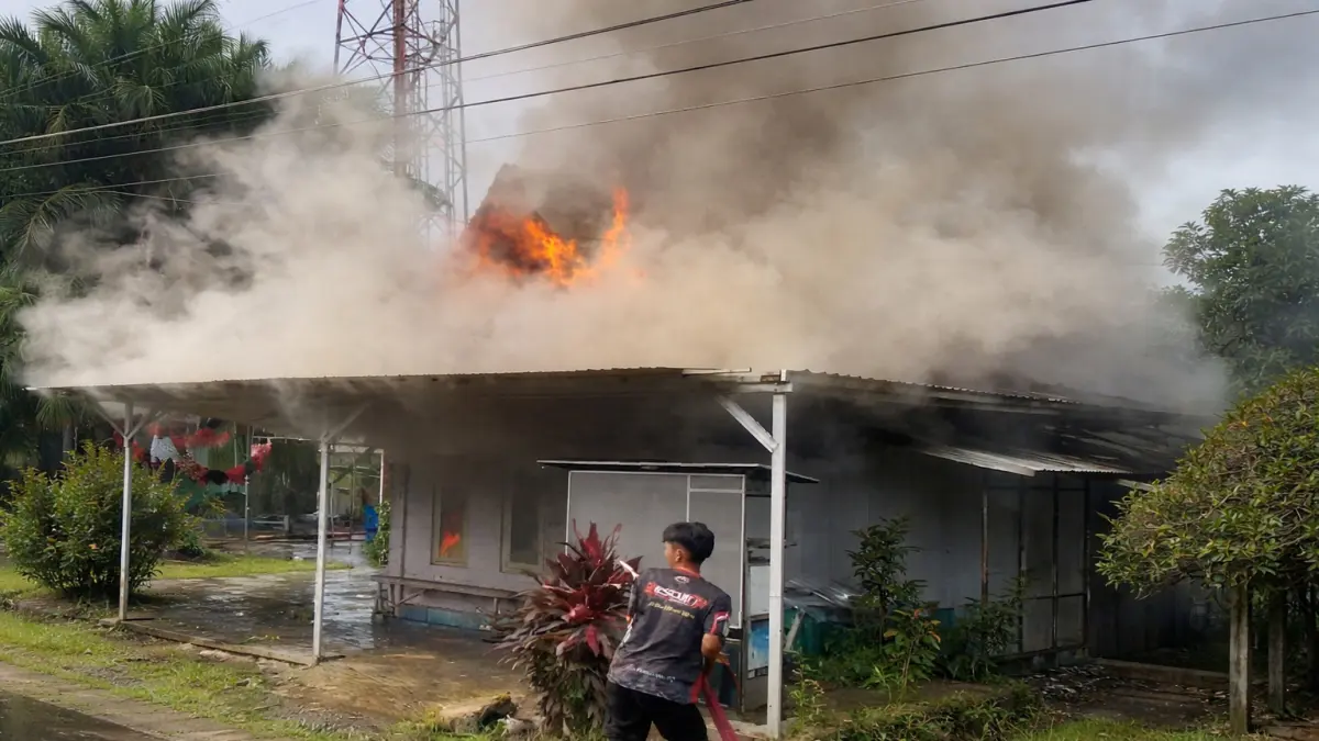 HANGUS: Satu rumah hangus terbakar di Desa Banua Binjai, Kamis (9/4/2026). (Foto: BPBD HST untuk Radar Banjarmasin)