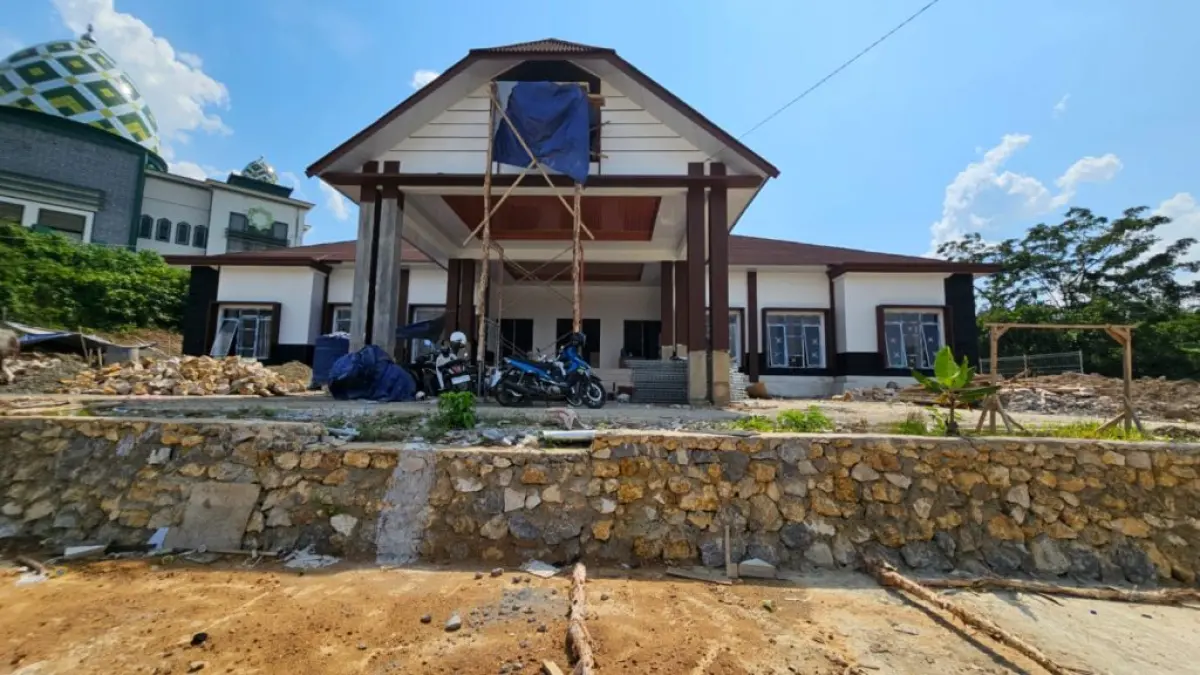 HIBAH: Penampakan gedung baru Samsat Balangan. Bupati H Abdul Hadi menghibahkan gedung ini kepada Pemerintah Provinsi Kalsel guna meningkatkan standar pelayanan publik. (M Dirga / Radar Banjarmasin)