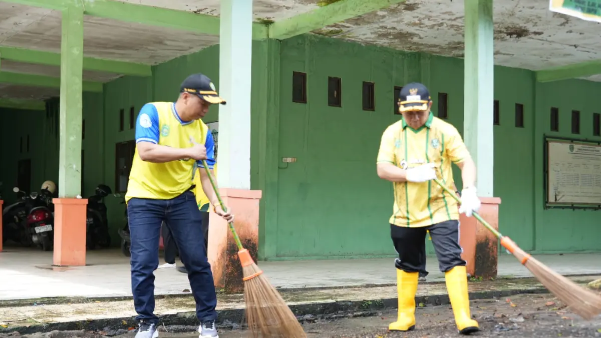 Kawasan Pasar Keraton dipilih dalam aksi kerja bakti bersih-bersih sampah.
Rasidi Fadli/Radar Banjarmasin.