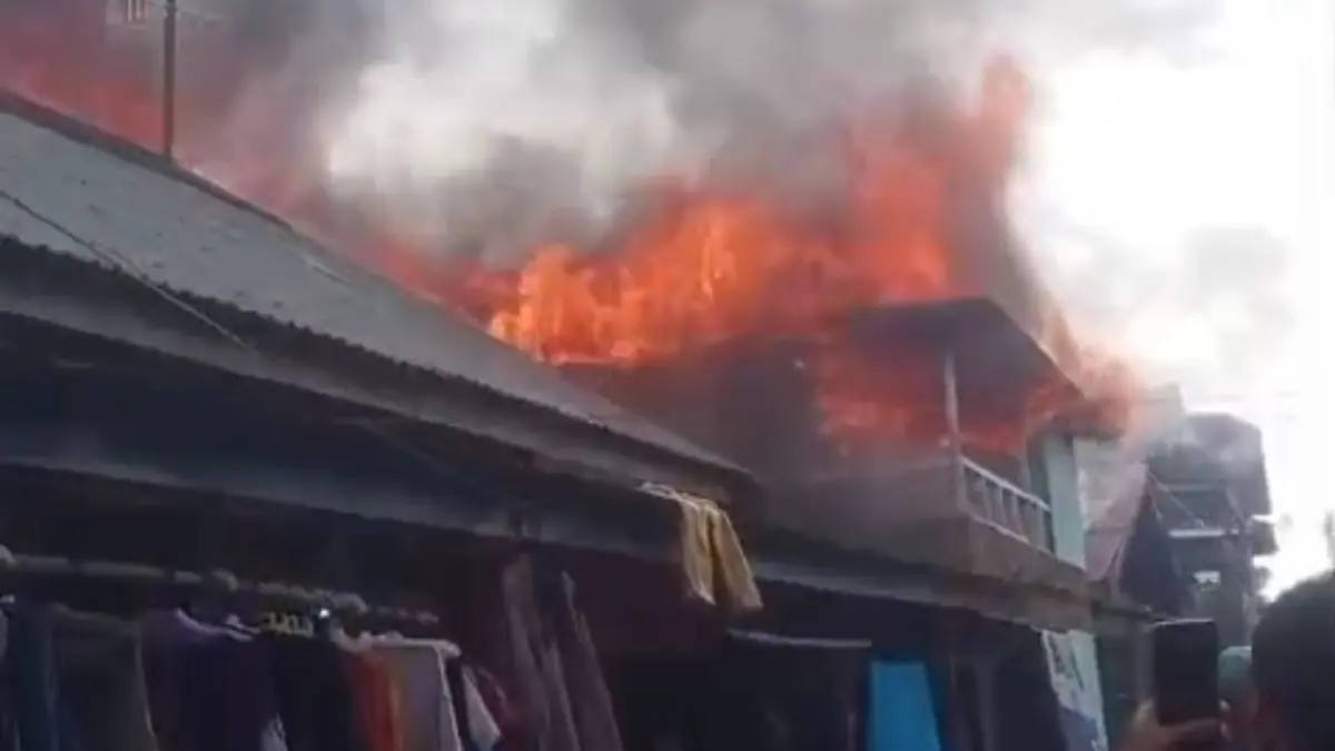 Kebakaran di Gang Inayah, Jalan Belitung Darat Banjarmasin, tampak api melahap rumah. Tangkap Layar video warganet