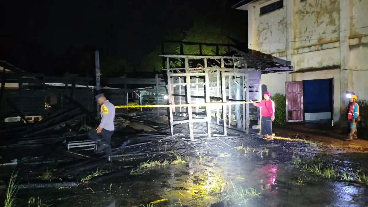 Kondisi Sekretariat Karang Taruna Dewa Ruci di Desa Tanta RT 03, Kecamatan Tanta, Kabupaten Tabalong yang terbakar. Polres Tabalong