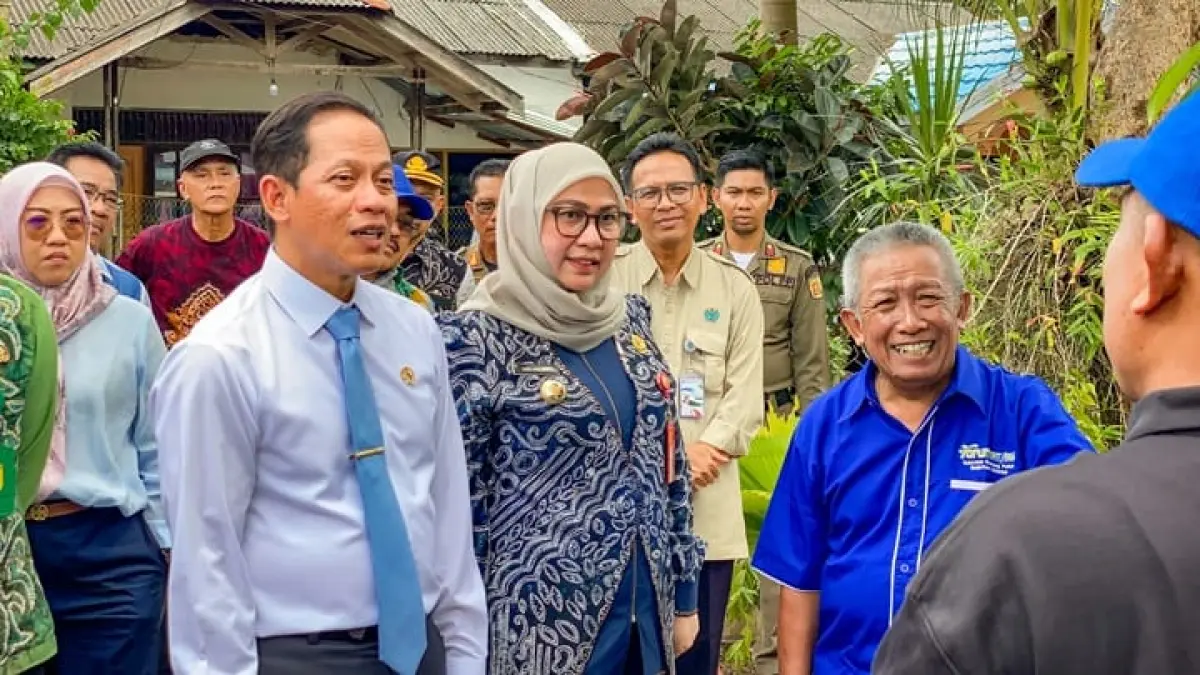 KUNJUNGAN: Menteri LH Hanif Faisol Nurofiq bersama Wali Kota Banjarbaru Lisa Halaby usai penyerahan sarana pengolahan sampah berbasis masyarakat di Kelurahan Guntung Paikat, Kamis (9/4). (MC BANJARBARU)&nbsp;