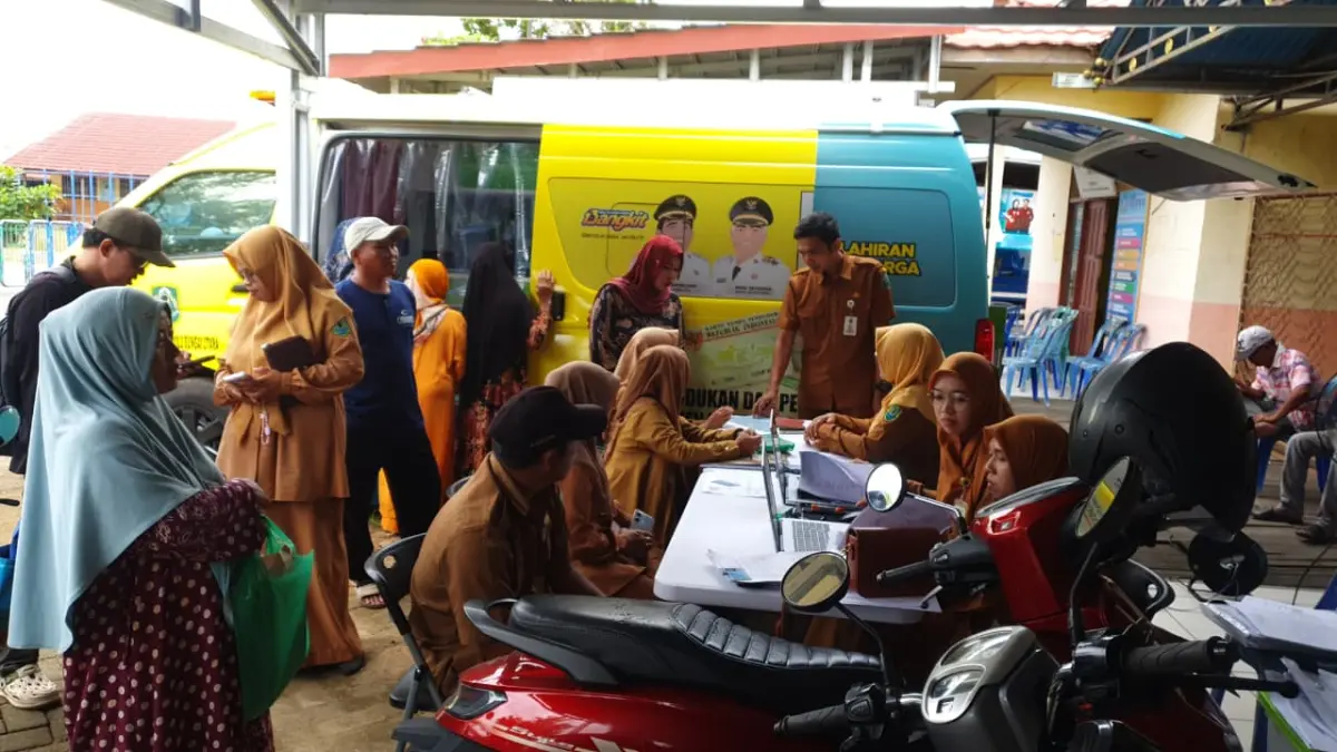 LAYANAN DEKAT: Warga mengurus dokumen kependudukan pada layanan Sarling Disdukcapil HSU di Kantor Camat Danau Panggang.