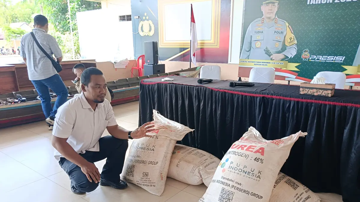 MENGUNGKAP: Polisi mengungkap dugaan penyelewengan pupuk subsidi di Beruntung Baru. (SHEILLA/ RADAR BANJARMASIN)