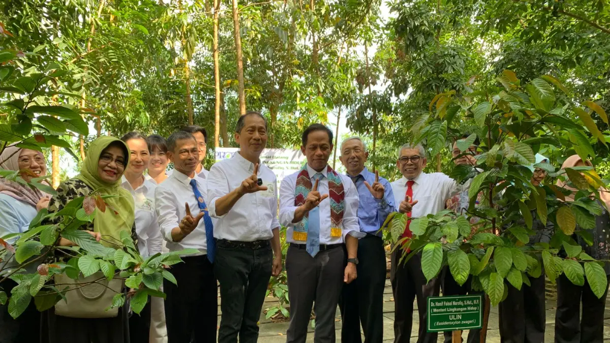 MOMEN: Menteri Lingkungan Hidup berfoto bersama pengelola Arboretum Ayu Tirta dan Rektor  ULM beserta jajaran usai menanam pohon ulin sebagai simbol komitmen pelestarian tanaman endemik Kalimantan.