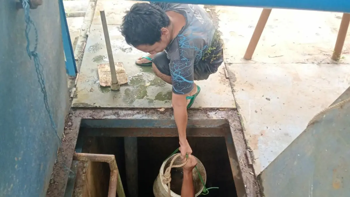 PEMBERSIHAN: PT AMML sedang melakukan pembersihan sumuran intake, Kamis (9/4/2026). (Foto: Humas PT AMML untuk Radar Banjarmasin)
