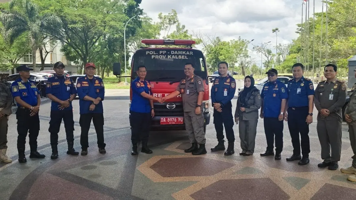 Penyerahan bantuan truk tangki pemadam dilakukan Sekretaris Satpol PP dan Damkar Provinsi Kalsel Karyupa Ekalasasmita di Pemprov Kalsel, Kota Banjarbaru. Damkar HSU