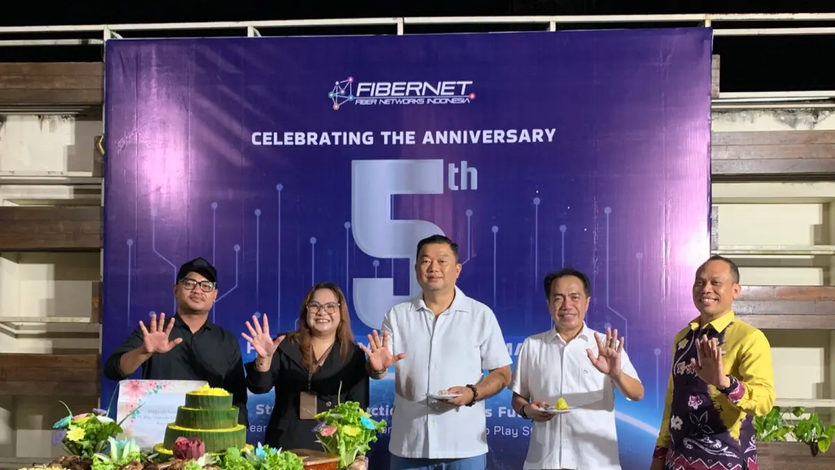 POTONG TUMPENG: Foto bersama setelah potong tumpeng peringatan lima tahun Fibernet Banjarmasin bersama mitra sebagai simbol rasa syukur dan komitmen memperkuat layanan.
