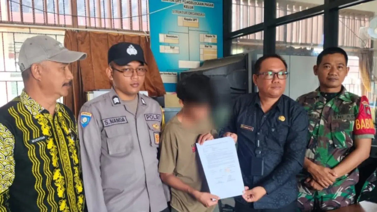 PROBLEM SOLVING: RA saat menjalani proses problem solving karena membuat resah masyarakat. (Foto : Polres Tabalong /Radar Banjarmasin)
