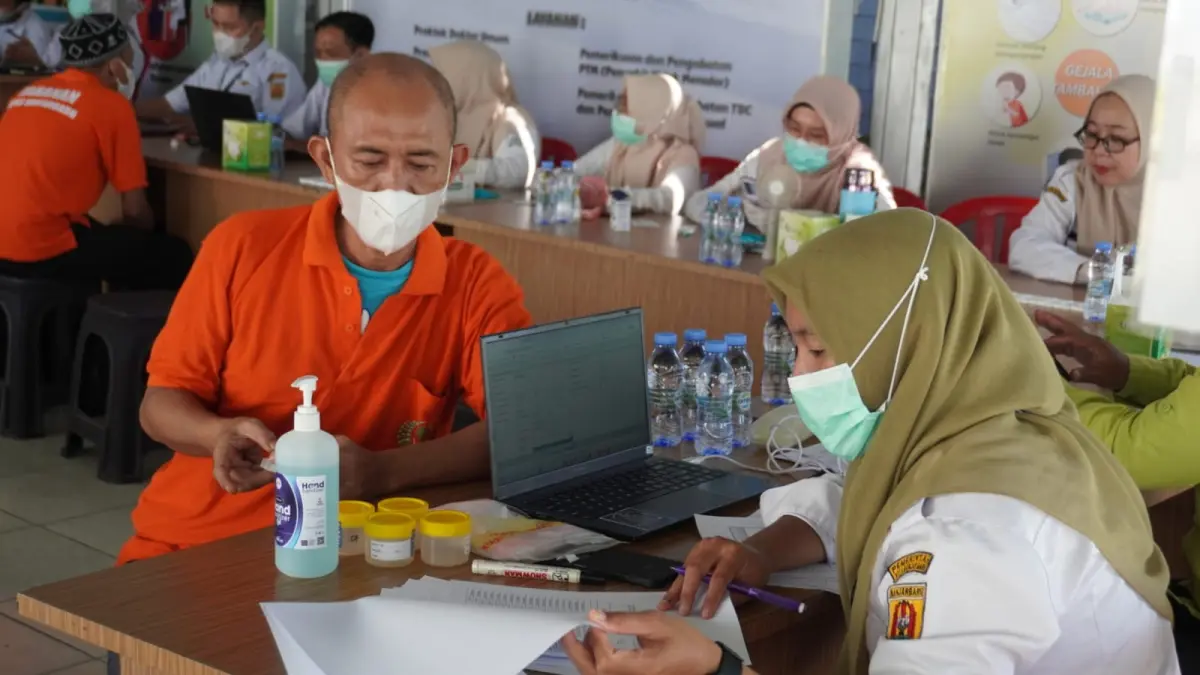 SKRINING: Ratusan WBP LP Banjarbaru ikuti skrining kesehatan terhadap Warga Binaan Pemasyarakatan (WBP) di Lapas Kelas II Banjarbaru. (SHEILLA/RADAR BANJARMASIN)