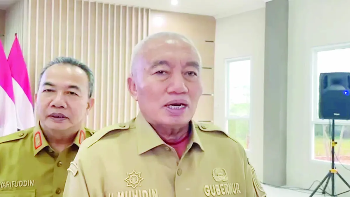 WAWANCARA: Gubernur Kalsel, H. Muhidin saat diwawancarai.
(Foto: SHEILLA/ RADAR BANJARMASIN)