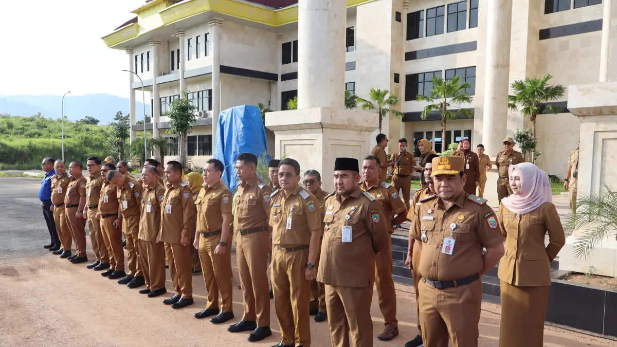 BARIS: Potret ASN di Kotabaru saat mengikuti upacara di halaman Kantor Bupati Kotabaru. (Foto: Prokopim Setda Kotabaru)