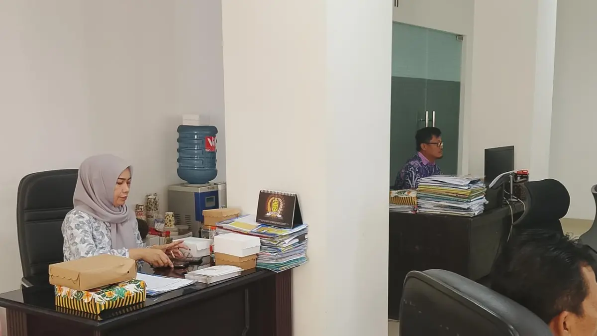 DPRD: Suasana aktivitas pegawai di lingkungan Sekretariat DPRD Kota Banjarmasin. Meski menerapkan WFH bergilir, pelayanan terhadap anggota dewan tetap dijaga optimal.(Foto: Endang Syarifuddin/Radar Banjarmasin)