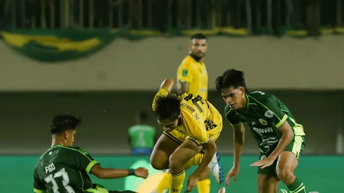 PERSAINGAN KETAT:Pemain PS Barito Putera berduel sengit dengan pemain PSS Sleman pada laga sebelumnya di Pegadaian Championship 2025/2026, sebagai gambaran ketatnya persaingan yang kembali akan tersaji di Stadion 17 Mei Banjarmasin pada Sabtu (11/4/2026). (dok Barito Putera)