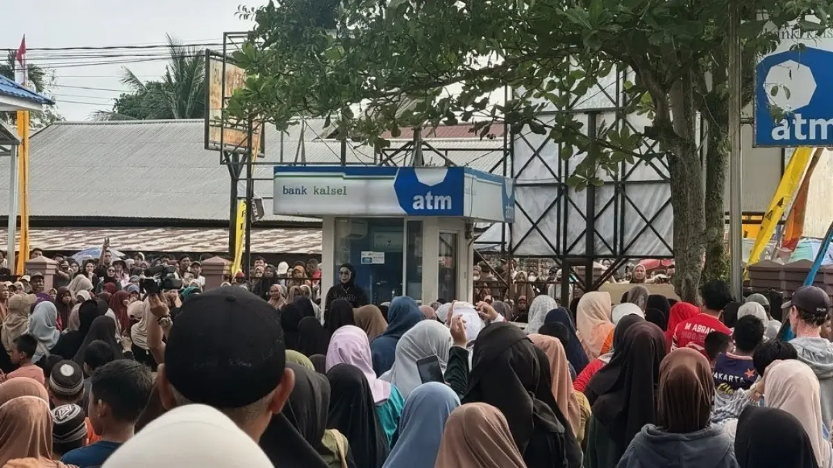 KAMPANYE: Aktivis perkantoran di lingkungan Pemkab HSU berjalan normal setelah kebijakan WFH setiap Jumat ditetapkan, bahkan gerakan bersepeda di kampanyekan. (Foto: M.Akbar/Radar Banjarmasin)&nbsp;