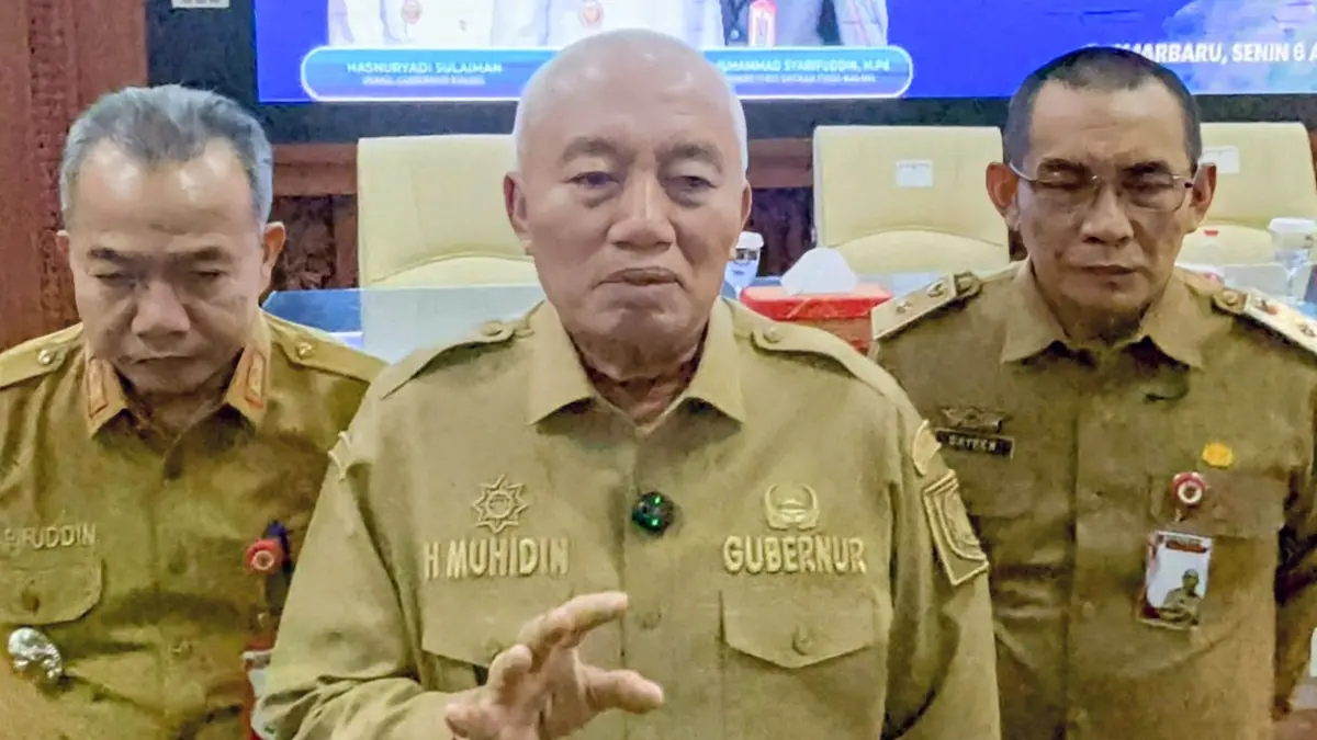 MENJELASKAN: Gubernur Kalsel, H Muhidin saat menyampaikan sikap Pemprov terhadap instruksi Kemendagri terkait WFH ASN (SHEILLA FARAZELA/RADAR BANJARMASIN)