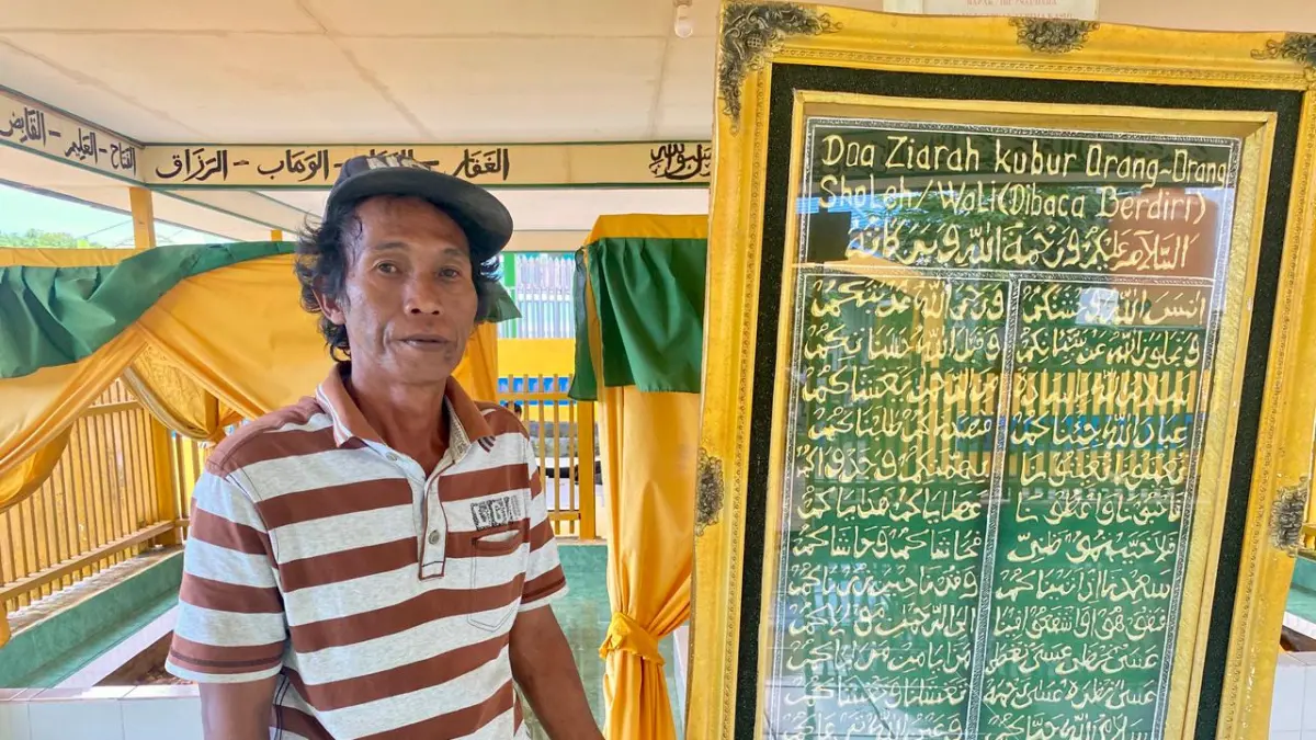 MENJELASKAN: Sumaryo penjaga Kompleks Makam Raja Raja Pulau Laut di Desa Sigam, Kotabaru.