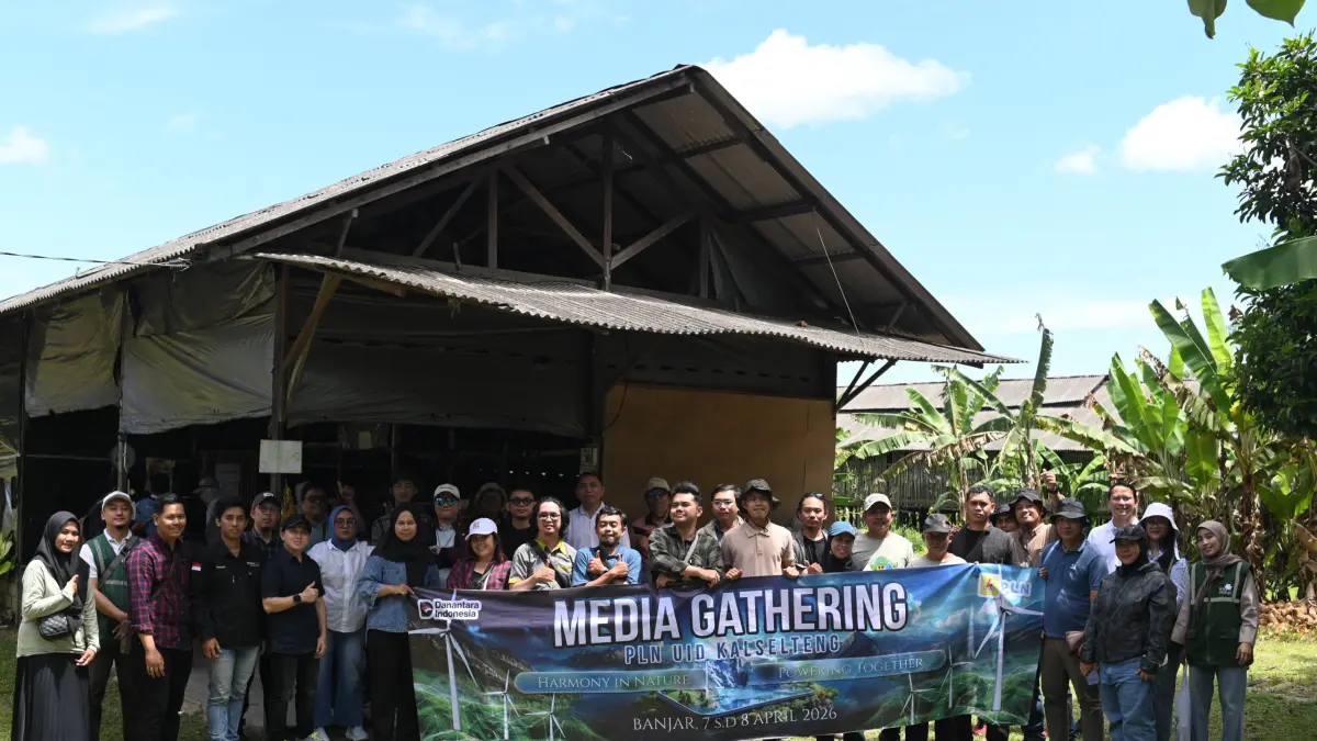 MITRA BINAAN :Para peserta media gathering PLN UID Kalselteng saat foto bersama di UMKM binaan PLN Peduli di Desa Berdaya Jolali, Banjarbaru.