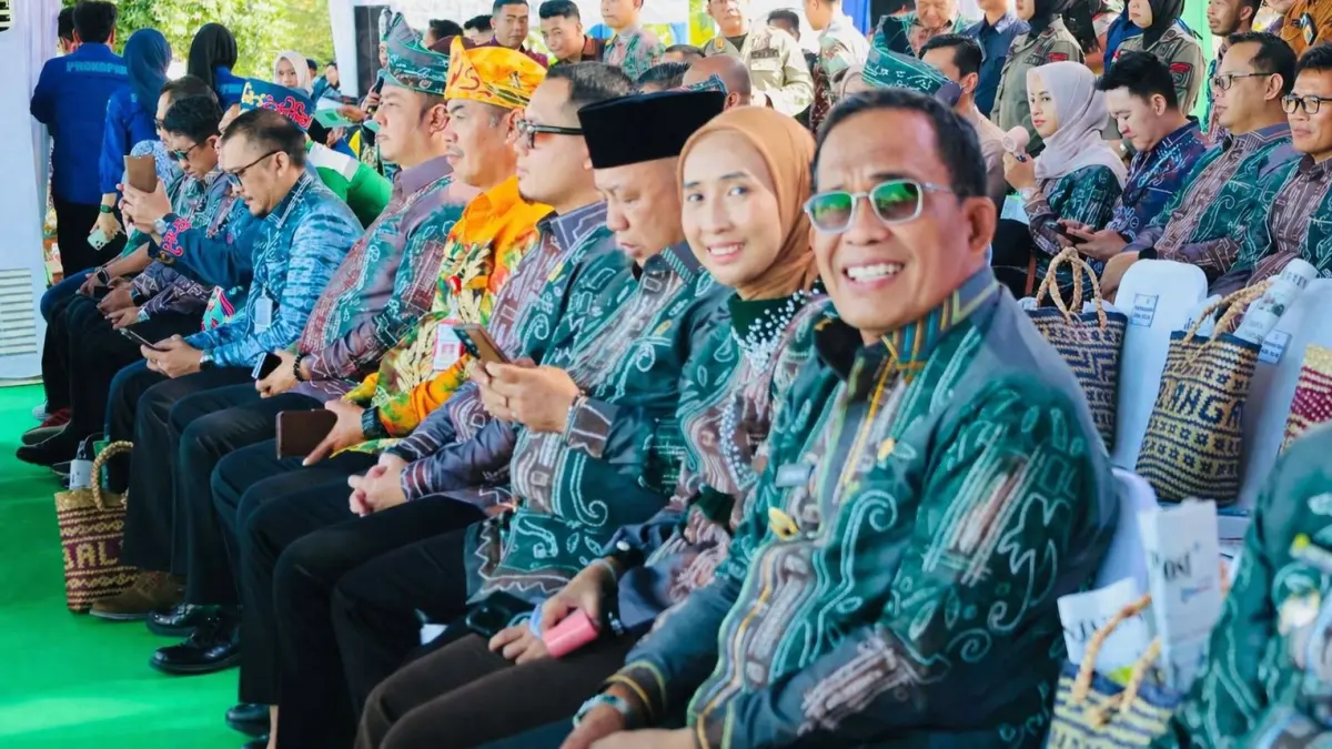 MOMEN:Bupati Kabupaten HSU, H Sahrujani bersama Ketua TP PKK HSU, Hj Murniati menghadiri peringatan Hari Jadi ke-23 Kabupaten Balangan. (Foto:Pemkab HSU)&nbsp;