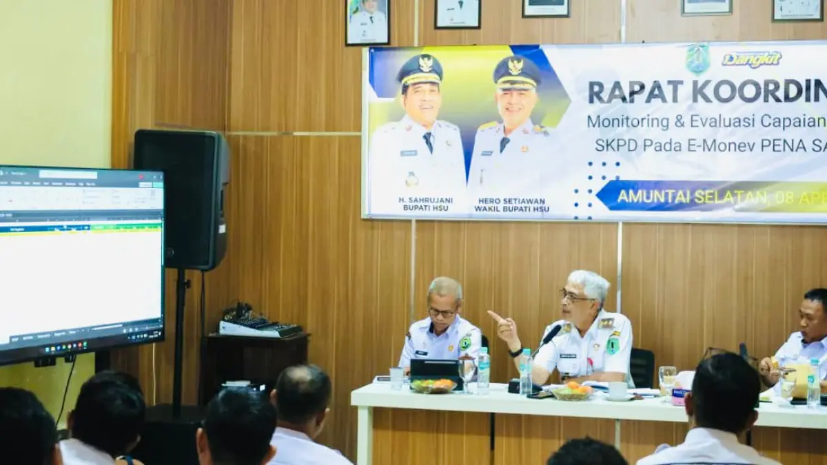 MOMEN:Wakil Bupati HSU, Hero Setiawan memimpin rapat koordinasi monev capaian kinerja SKPD di Aula Kecamatan Amuntai Selatan, Rabu (8/4/2026).(Foto: Pemkab HSU)