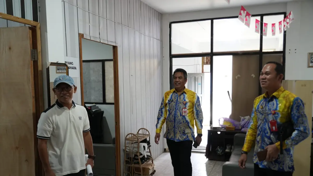 PANTAU : Sekda Tapin Unda Absori memantau beberapa kantor dan pelayanan yang melakukan WFH dan WFO. Foto Prokopim Setda Tapin