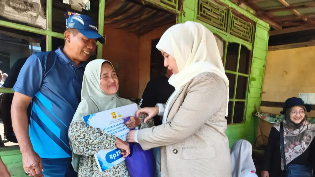 peninjauan langsung &nbsp;Wali Kota Banjarbaru, Hj Erna Lisa Halaby, ke salah satu rumah sasaran di RT 023 RW 008, Kelurahan Cempaka pada program bedah RTLH (SHEILLA /RADAR BANJARMASIN)