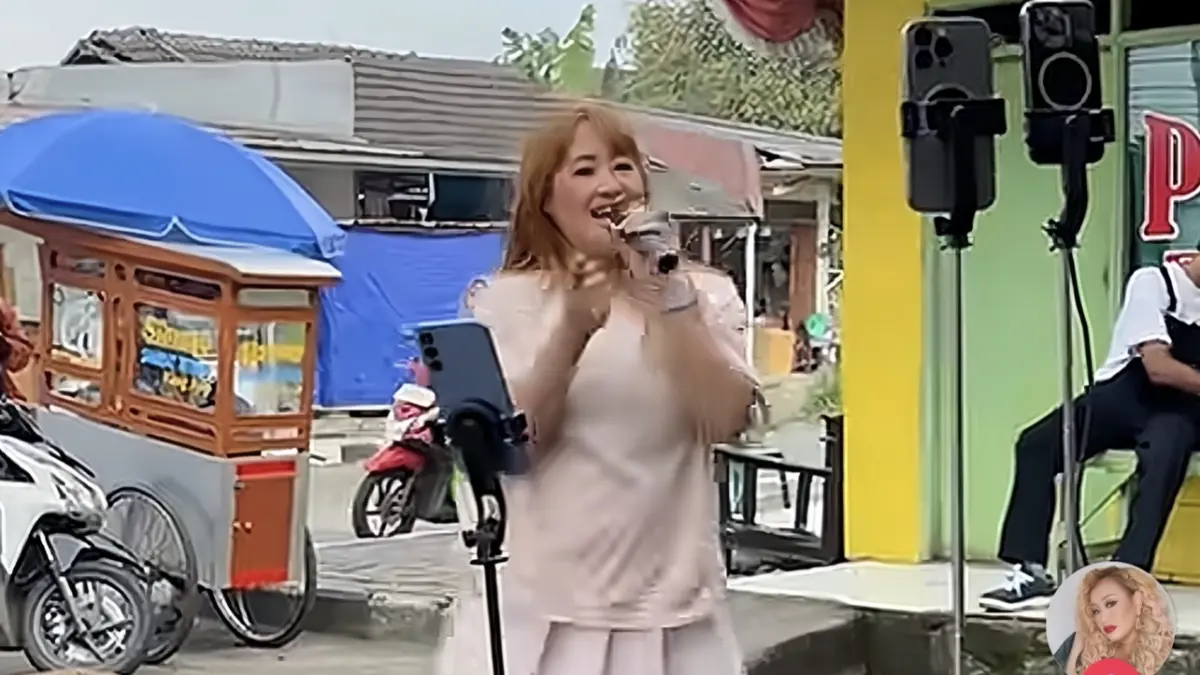 LIVE: Pinkan Mambo tampil setiap hari di live TikTok sambil mengamen. (Foto: Tiktok/Pinkan.mambo14)