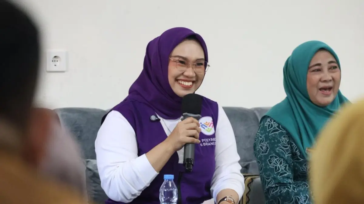 POSYANDU:Ketua TP Posyandu Kabupaten Tanah Bumbu, Andi Irmayani Rudi Latif saat memberikan arahan dalam pembinaan 6 SPM di Kecamatan Teluk Kepayang, Selasa (7/4/2026).