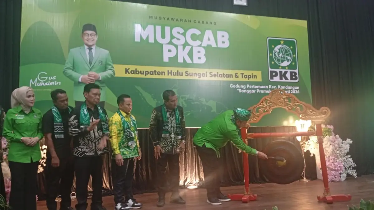  PUKUL GONG: Ketua DPW PKB Kalsel Cucun Ahmad Syamsurijal memukul gong sebagai tanda resmi dibukanya Muscab PKB HSS-Tapin. 
